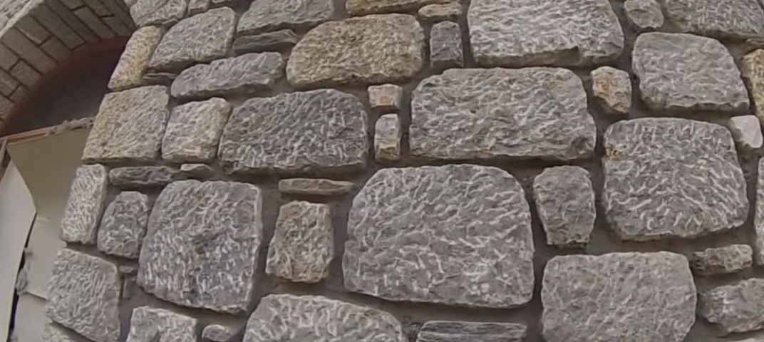 Стены из натурального камня внутри и снаружи